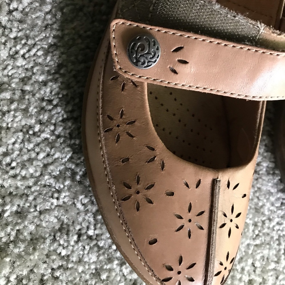Flats - Picture 3 of 5